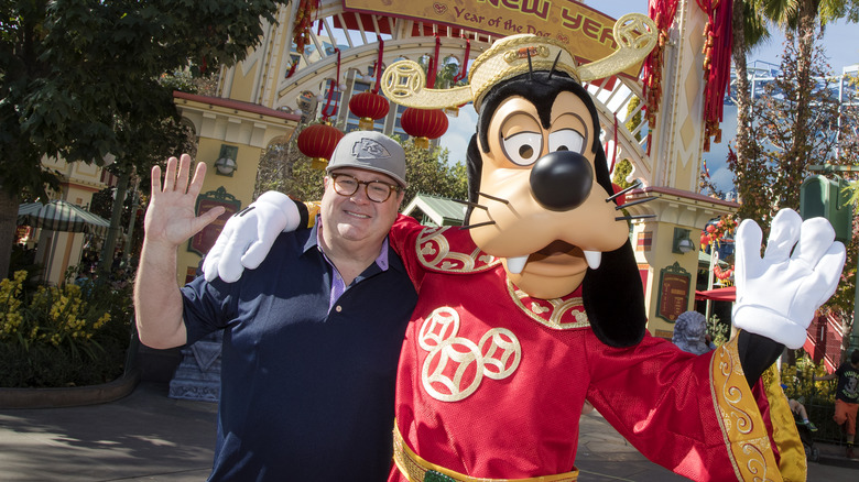 Goofy dressed in "God of Good Fortune" garments at Disneyland.