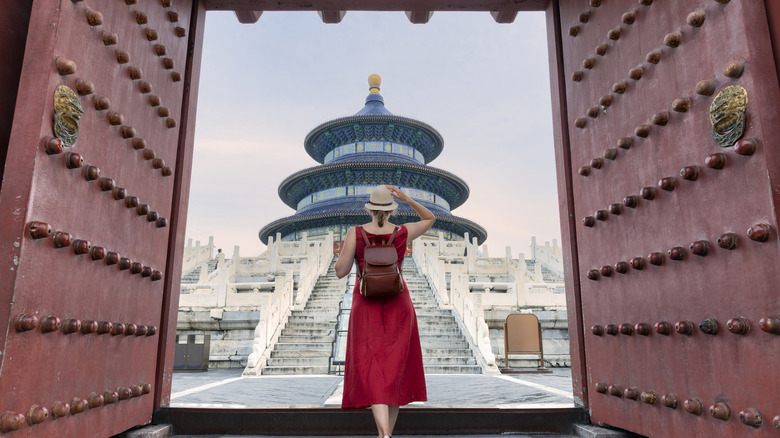 A foreign tourist visiting the Temple of Heaven in Beijing