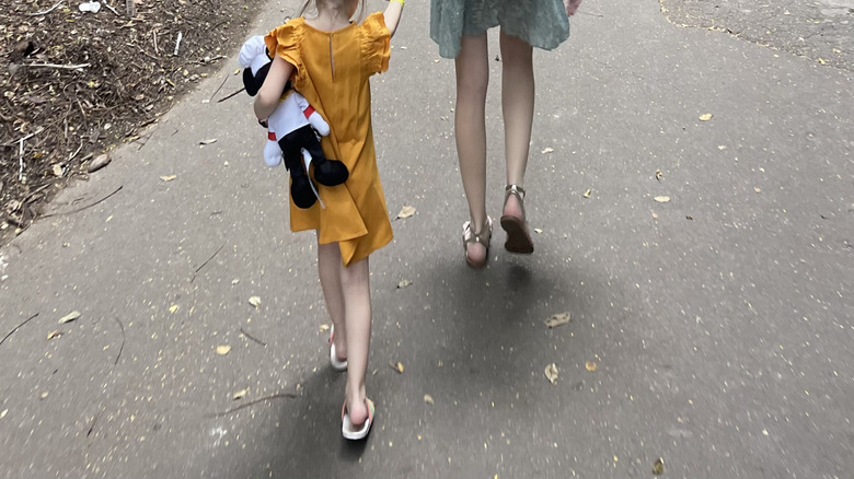 Dark-haired mother and daughter from the back
