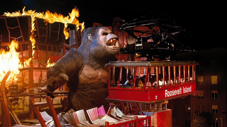 The massive animatronic King Kong reaches for a tram full of riders on Kongfrontation