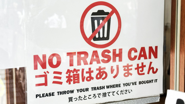 Sign in Japan reading "No Trash Can" in both English and Japanese