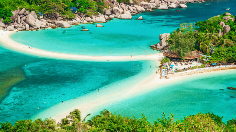Koh Nang Yuan, Koh Tao, with its white sandbar, turquoise water, and tropical greenery.