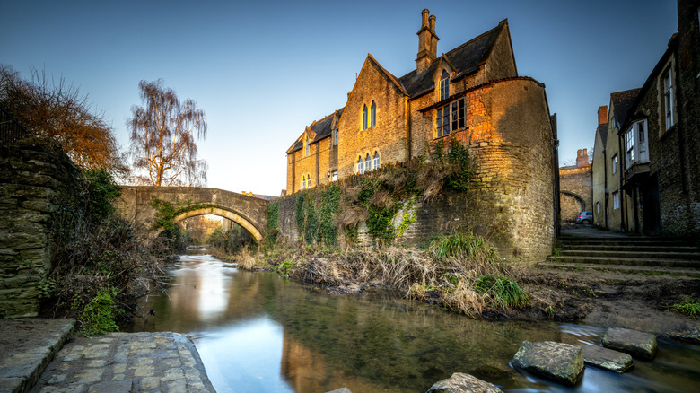 Historic buildings next to a river with a bridge in Bruton, Somerset, U.K.