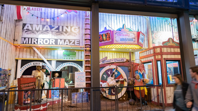 Amazing Mirror Maze and Circus Golf