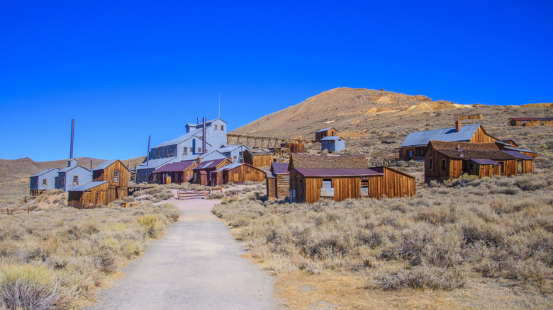The big mill of Bodie surrounded by old miner cabins