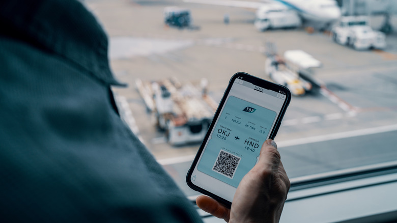 Man holding digital ticket on smartphone