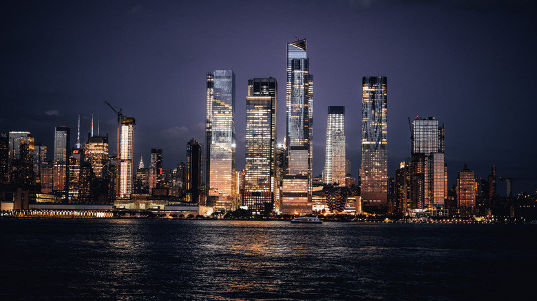 The New York City skyline as seen from the Chart House restaurant in Weehawken, New Jersey.