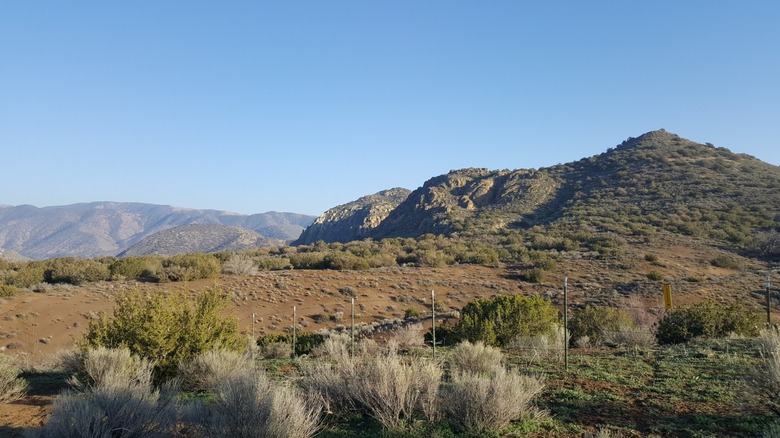 Dry mountains covered in sage at Tomo-Kakni State Historic Park.