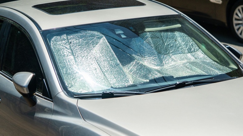 Sun shades in the windshield of a vehicle