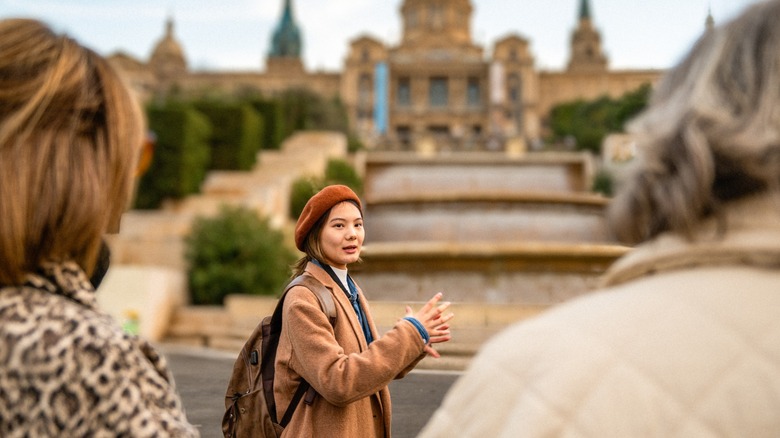 Tour guide talking to women traveling in Barcelona