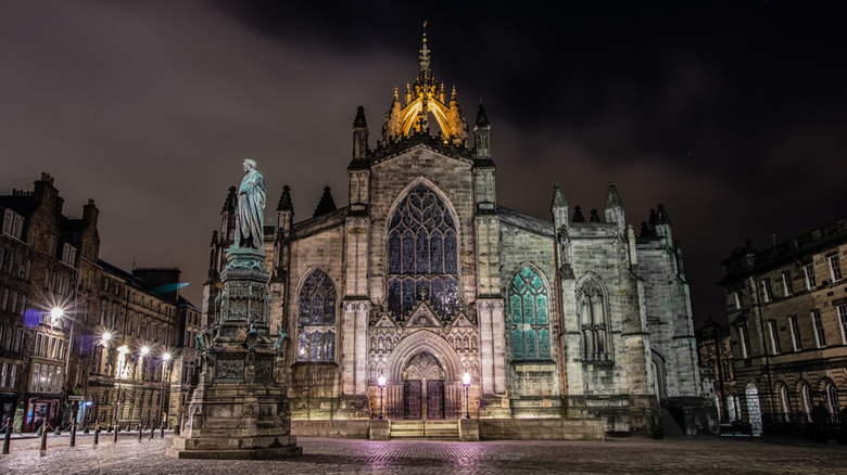 St. Giles Cathedral on Edinburgh's Royal Mile at night time.