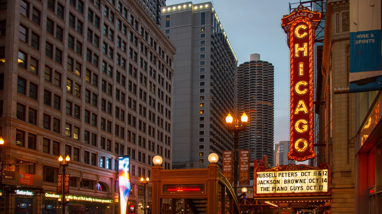 A street in downtown Chicago in the evening