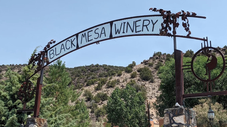 The arched entry sign for Black Mesa Winery in New Mexico
