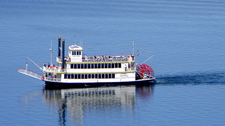 A cruise excursion on Lake Mead