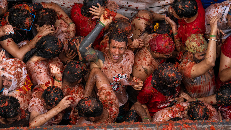 People immersed in tomatos at La Tomatina
