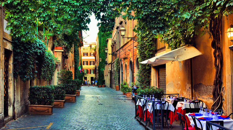 Unique restaurant in Rome with tables on the street