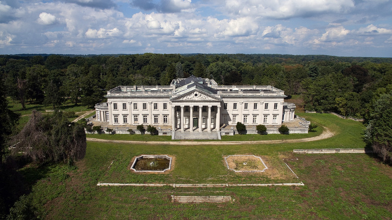 Exterior of Lynnewood Hall