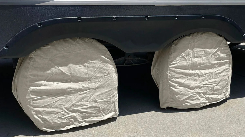 Wheel covers over the tires of a double-axle RV