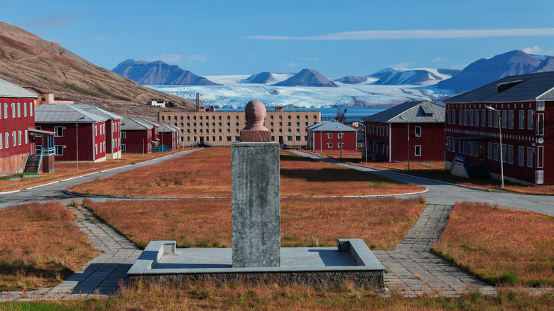 Buildings and statue left behind in Pyramiden