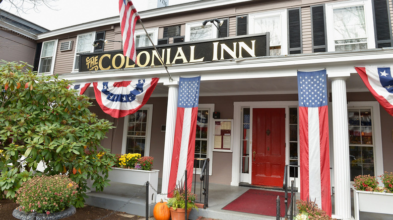 Exterior of Concord's Colonial Inn