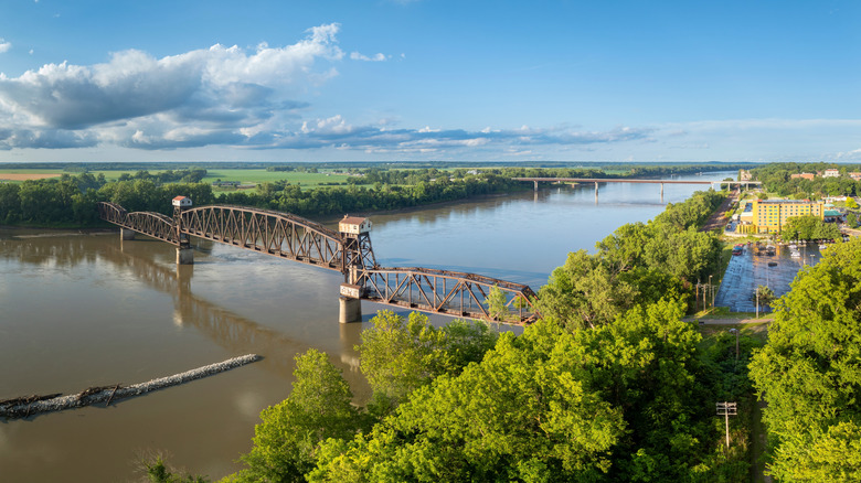 Bridge over the Missouri River with Boonville on the right side