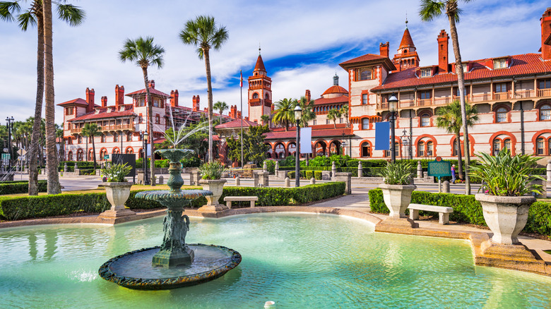 Fountain and Spanish-style building in St. Augustine