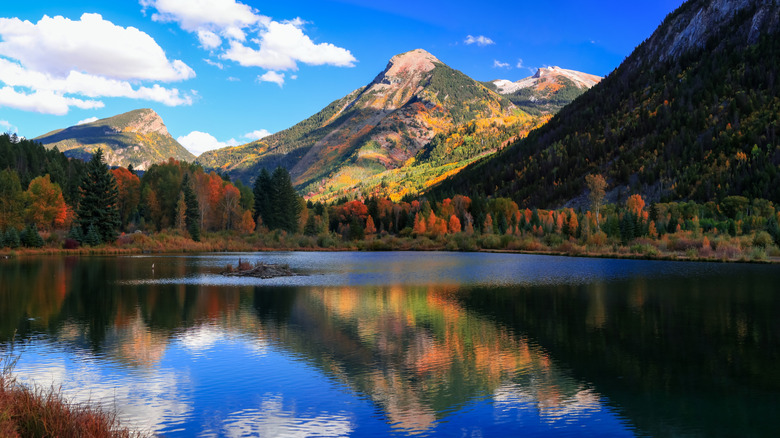 Beaver Lake surrounded by mountains