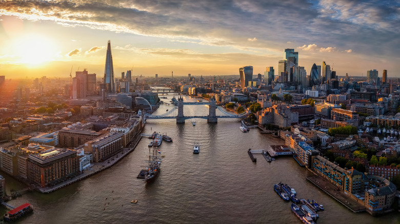 Panoramic view of river and buildings in London at sunset