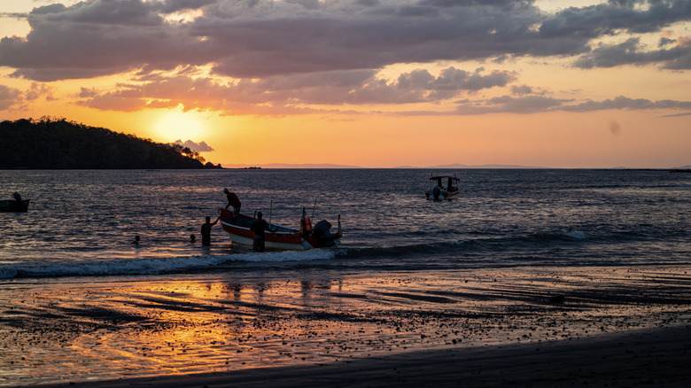 boat at sunset in Santa Catalina, Panamá