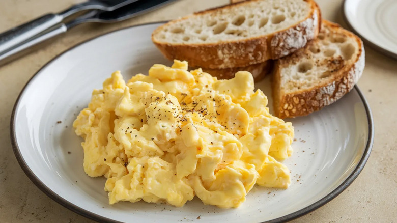 Fluffy scrambled eggs with two pieces of bread