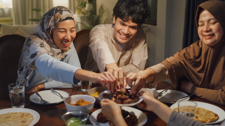 muslims eating with right hands
