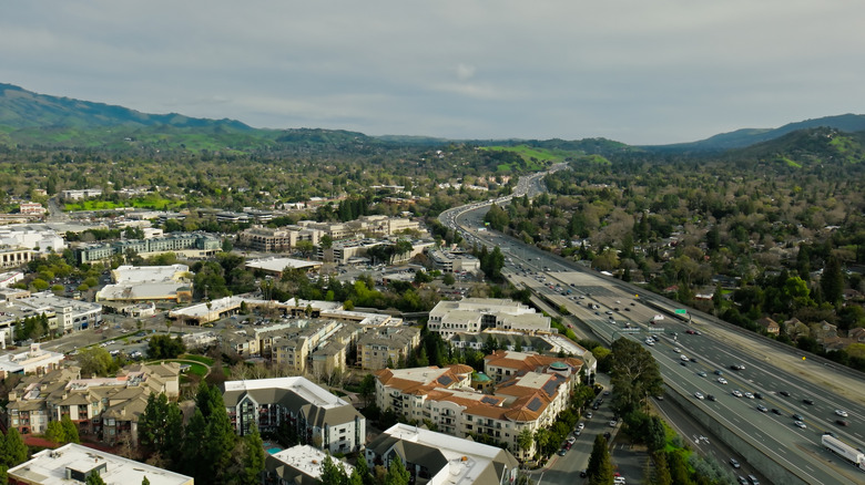 Aerial shot of the I-680 in Walnut Creek on a sunny day