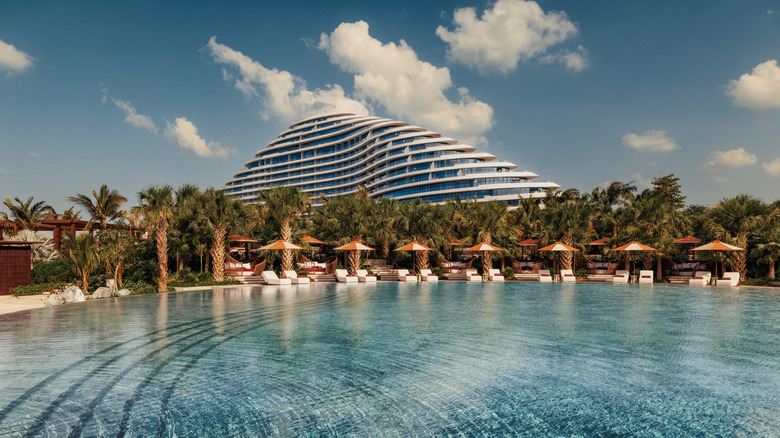 Exterior and pool of Jumeirah Marsa Al Arab