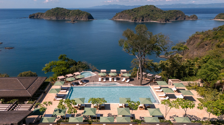 Pool and view from Nekajui