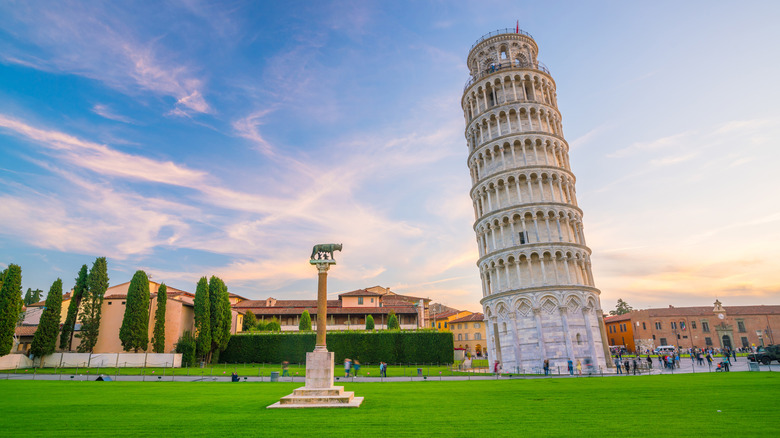 the leaning tower of pisa