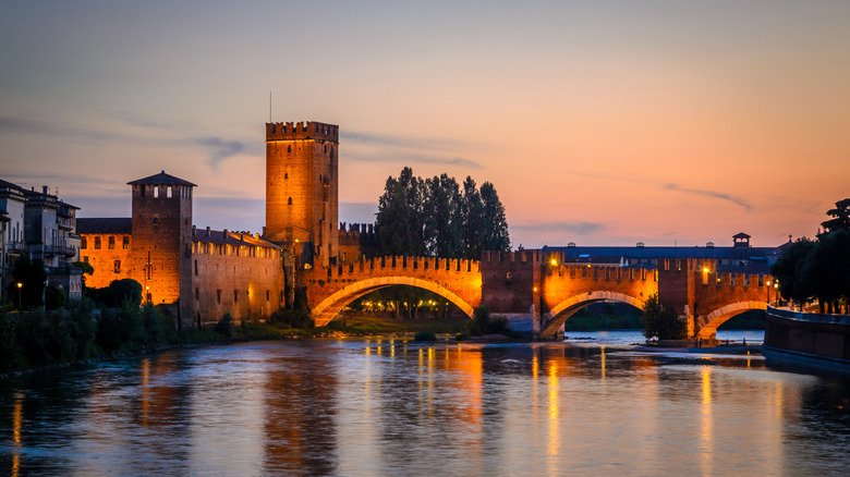 Castelvecchio bridge at night