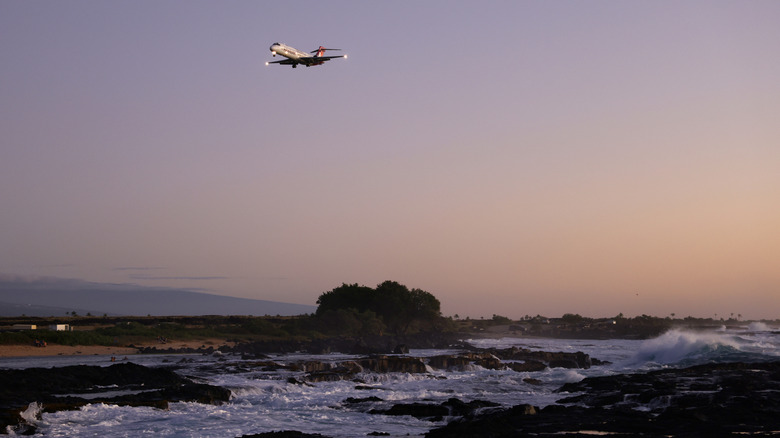 Airplane approaching Ellison Onizuka Kona International Airport in Hawaii
