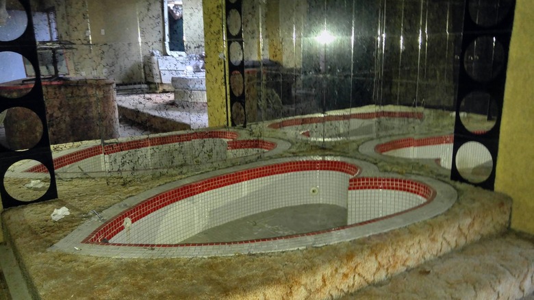 Empty tile heart-shaped tub with carpet and mirrors Summit Resort