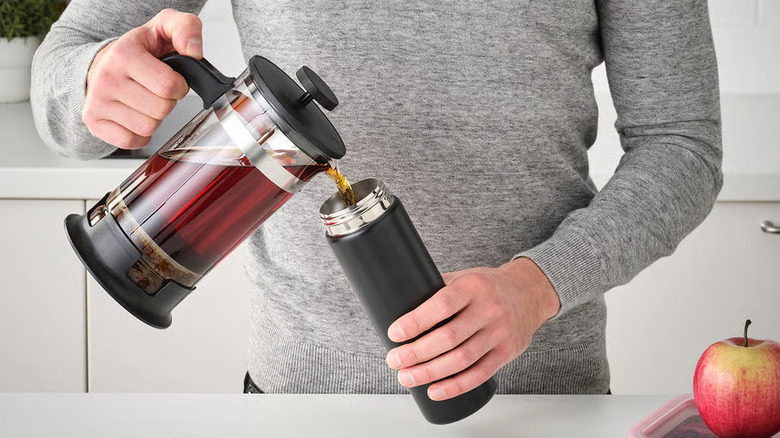 Man using Undersöka insulated flask