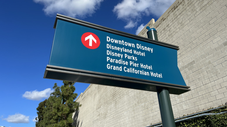 A sign pointing towards Downtown Disney