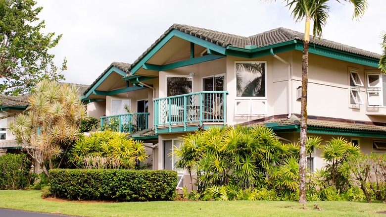 Vacation rental condos with gardens, balconies and palm trees in Hawaii