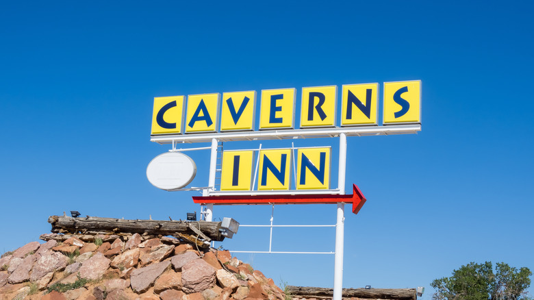 A road sign for the Grand Canyon Caverns Inn