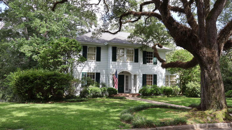 Historic house and a lush front lawn in Laurel, Mississippi