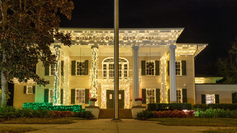 Mount Dora City Hall decorated for Xmas