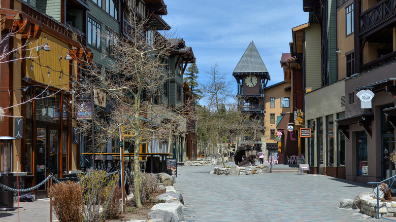Clock tower and houses on a street in Mammoth Lakes, California