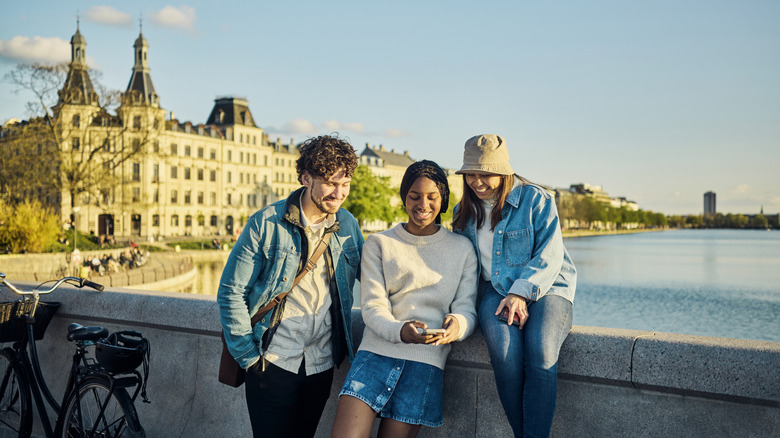three friends enjoying a sunny day in amsterdam
