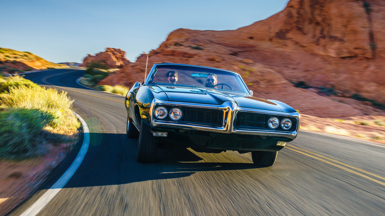 5 Flop Songs From The '00s That Belong On Every Road Trip Playlist