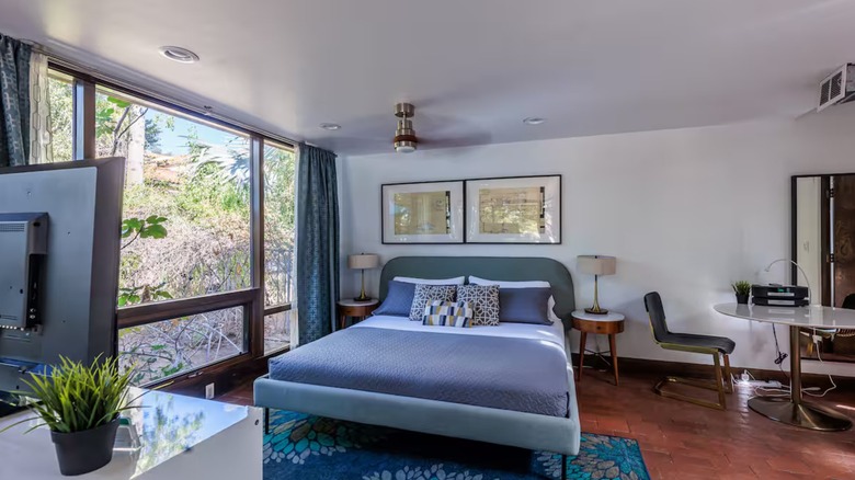 King sized bed at the studio guesthouse at Villa Paradiso in Phoenix, Arizona