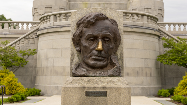 A bronze statue of Lincoln's head with his 