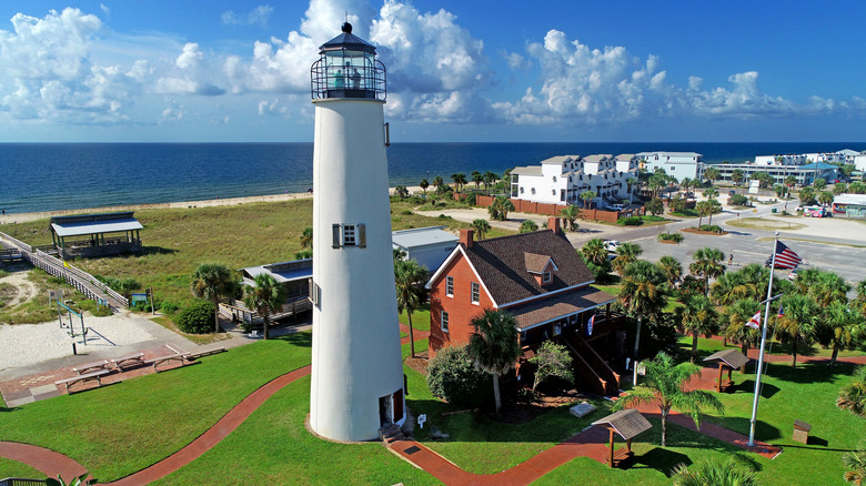 The lighthouse at St. George Island with the beach in the background